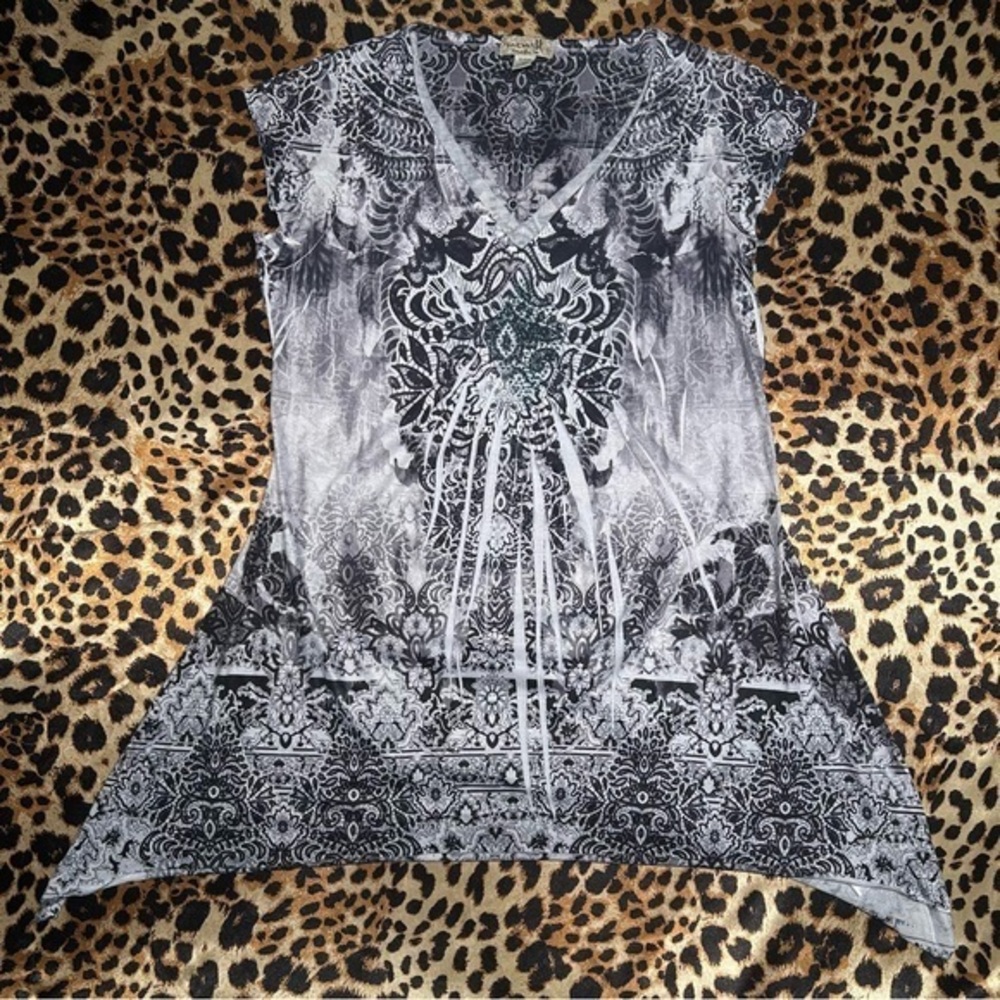 Y2K One World Patterned White & Black V-Neck Tee